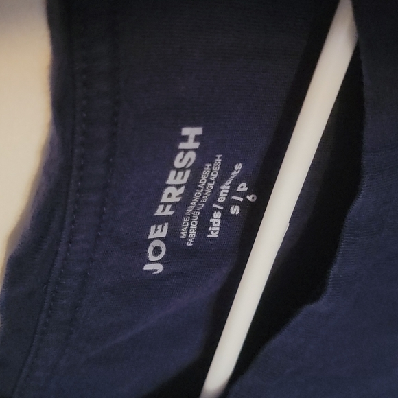 Glitter Tshirt, Joe Fresh, Size 6 - Picture 3 of 3